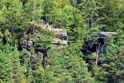 Bastei:  Aussichtspunkt ist Besuchermagnet in der sächsischen Schweiz - Wanderer auf dem Felsen. Foto: Maik Bohn