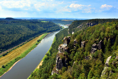 Bastei:  Aussichtspunkt ist Besuchermagnet in der sächsischen Schweiz - Blick auf die Elbe und den Wartturm. Foto: Maik Bohn