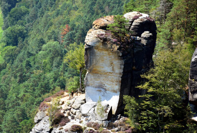 Bastei:  Aussichtspunkt ist Besuchermagnet in der sächsischen Schweiz - Blick auf den Wartturm mit Abbruchstelle. Foto: Maik Bohn