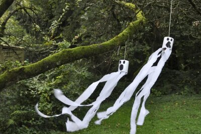 Basteln statt kaufen: Halloween-Deko zum Selbermachen - Die flatternden Gespenster bringen den Gruselfaktor in den Garten.