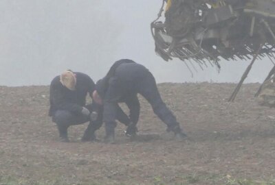 Bauer entdeckt bei Rübenernte Sprengkörper in sächsischem Feld - Der Kampfmittelräumdienst ist im Einsatz.