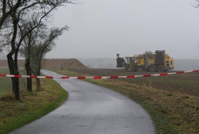 Bauer entdeckt bei Rübenernte Sprengkörper in sächsischem Feld - Im Zuge des Einsatzes musste eine Straße gesperrt werden. 