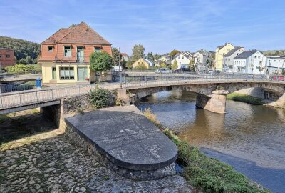 Baulicher Zustand bedenklich: Wie geht es weiter mit der Seeberbrücke in Flöha? - Die Zukunft der historischen Brücke, die die Alte Baumwolle und die Augustusburger Straße verbindet, ist ungewiss. Foto: Knut Berger