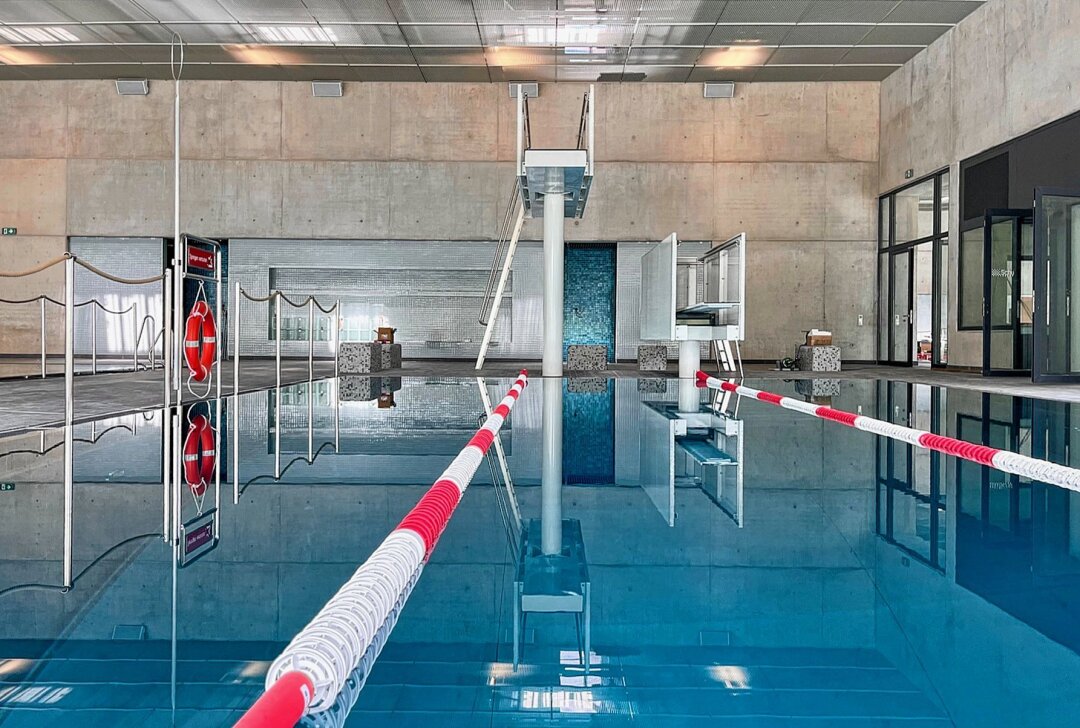 Baumängel festgestellt: Probebetrieb im Bernsdorfer Schwimmsportkomplex verschoben - Fliesen falsch eingebaut: Probebetrieb im neuen Schwimmsportkomplex verschiebt sich. Foto: Rico Hinkel