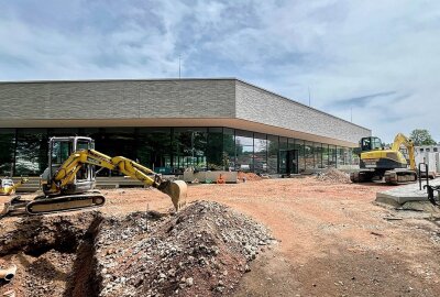 Baumängel festgestellt: Probebetrieb im Bernsdorfer Schwimmsportkomplex verschoben - Fliesen falsch eingebaut: Probebetrieb im neuen Schwimmsportkomplex verschiebt sich. Foto: Rico Hinkel