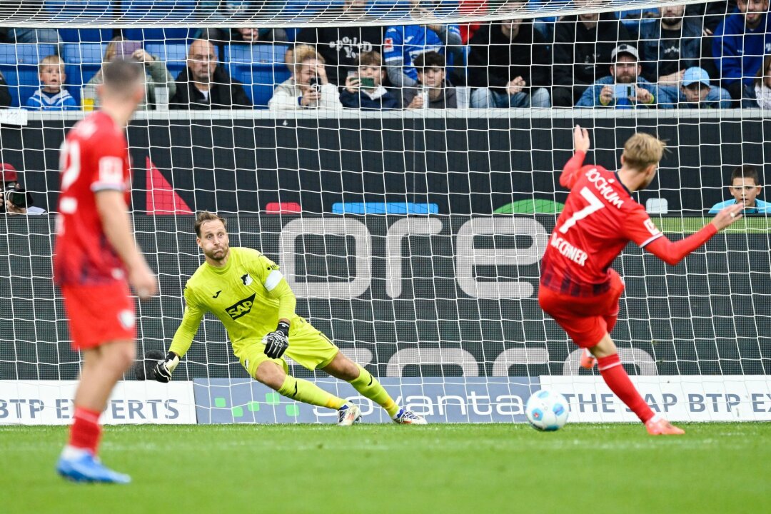 Baumann und Kramaric: Matchwinner dank Co-Produktion - Hoffenheims Oliver Baumann (l.) parierte einen Elfmeter des Bochumers Lukas Daschner.