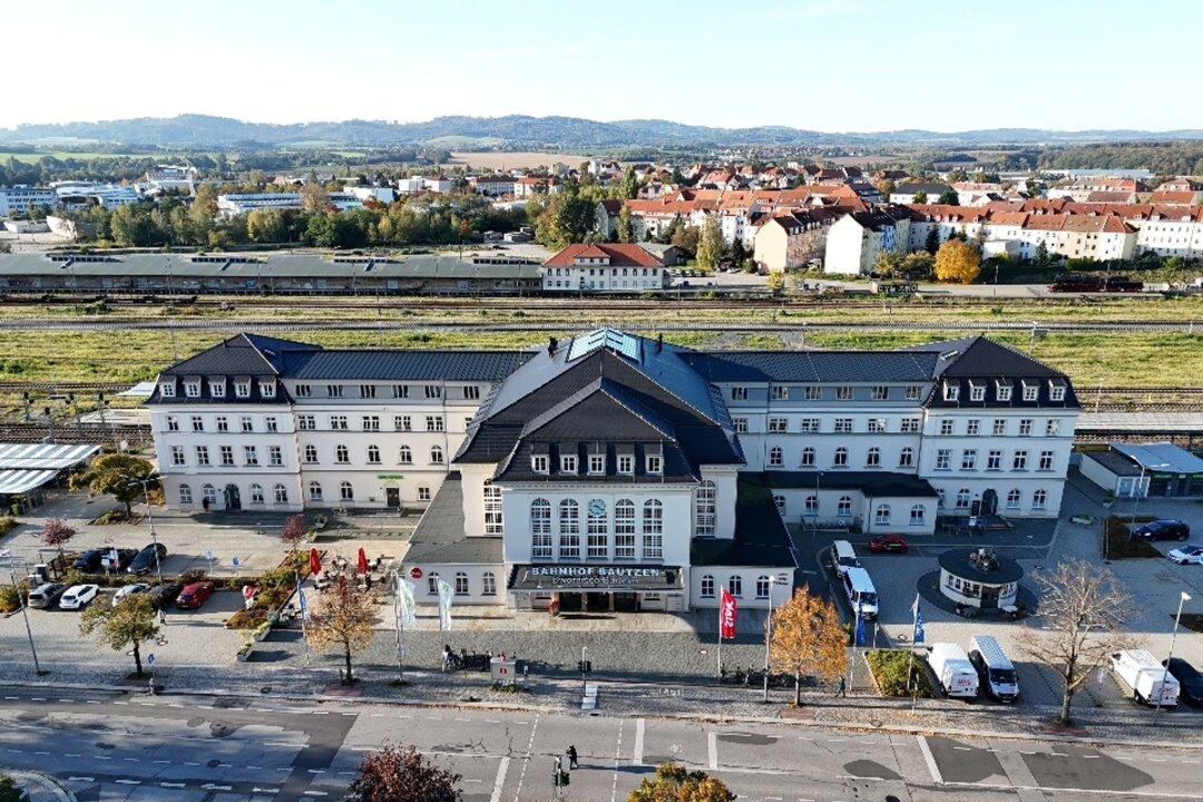 Bautzen gewinnt Auszeichnung zum "Bahnhof des Jahres" - Bestach die Jury mit seinem "hellen und offenen Innenleben": Der Bahnhof Bautzen. (Foto Produktion)