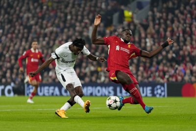 Bayer beeindruckt von Anfield-Stimmung: Pleite in Liverpool - Wegen eines vorherigen Handspiels zählte das Tor von Jeremie Frimpong (links) nicht