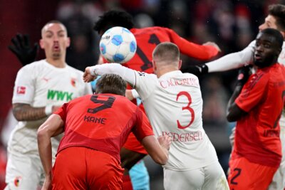 Bayern jubeln nach Kane-Hattrick: "Mussten geduldig sein" - Das Handspiel von Augsburgs Mads Pedersen führte zum Elfmeter.