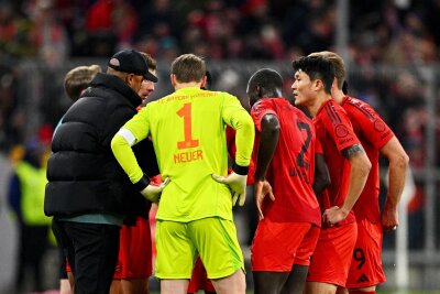 Bayern jubeln nach Kane-Hattrick: "Mussten geduldig sein" - Ideenfindung am Spielfeldrand: Bayern-Trainer Vincent Kompany (l) gibt seinen Spielern während einer Verletzungsunterbrechung Anweisungen.