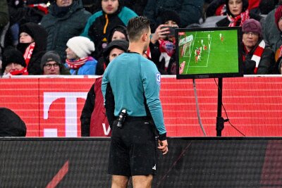 Bayern jubeln nach Kane-Hattrick: "Mussten geduldig sein" - Nach Ansicht der Bilder entschied Referee Daniel Schlager auf Handelfmeter.