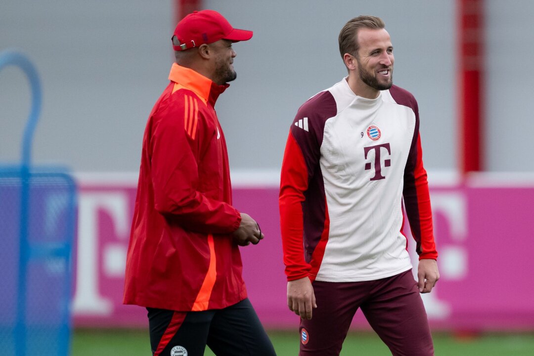 Bayern kontra Flick: Verbales Vorspiel mit Stromausfall - Gut gelaunt beim Training: Trainer Vincent Kompany (l) und Torjäger Harry Kane.