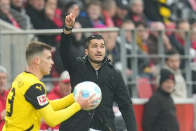 Bayern siegen, Bayer und Leipzig patzen, Dortmund enttäuscht - Dortmund-Trainer Nuri Sahin (r.) erlebte einen gebrauchten Tag.