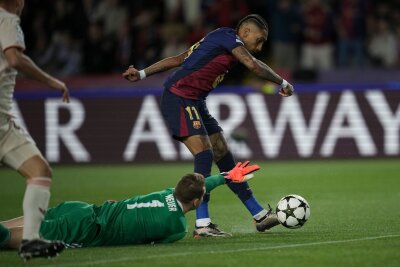 Bayern stärken Neuer: "Wird wieder Spiele für uns gewinnen" - Manuel Neuer am Boden, hier beim ersten der drei Tore von Angreifer Raphinha (r) beim 1:4 in Barcelona. 