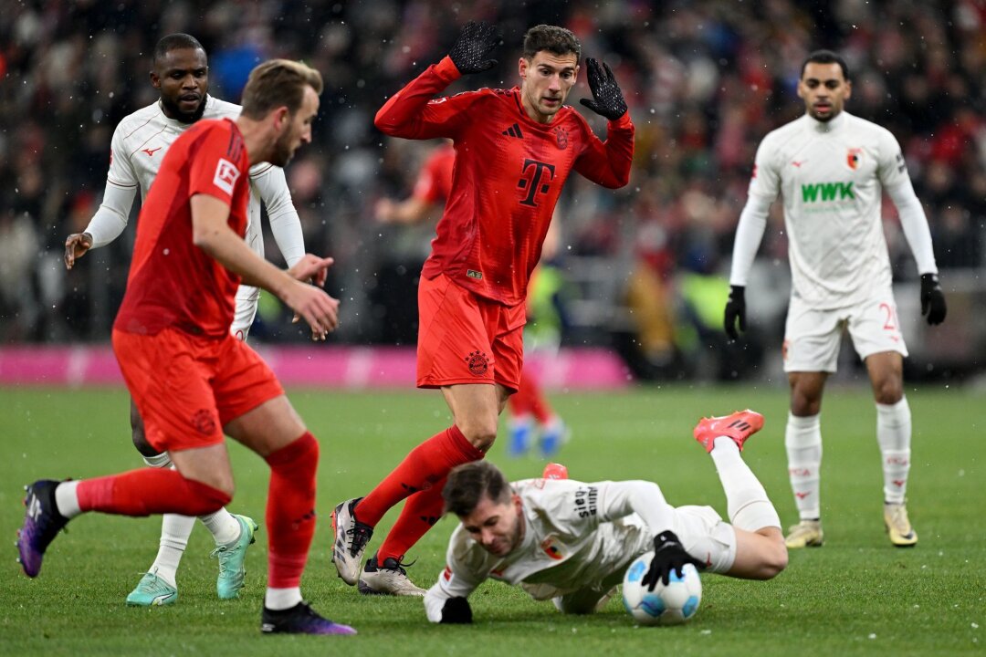 Bayern-Trainer sieht Goretzka als Vorbild für Ersatzspieler - Leon Goretzka (M) ist, wie gegen Augsburg, wieder mittendrin beim FC Bayern.