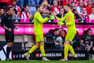 Bayerns Restart mit Stolperfallen - Peretz statt Neuer? - Daniel Peretz (l) durfte schon einmal Manuel Neuer (r) im Bayern-Tor ablösen.