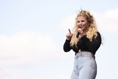 Beatrice Egli: "Ein echter Superstar ist jemand, dessen Stimme unter Tausenden zu erkennen ist" - Beatrice Egli (Foto) bei ihrem Auftritt beim "Lieblingslieder" Musikfestival in Bonn im August 2022. Auch Vanessa Mai, Ben Zucker, Michelle, Giovanni Zarrella und viele weitere Schlagerstars waren in der Rheinaue dabei.