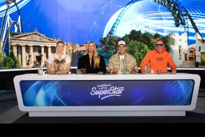 Beatrice Egli: "Ein echter Superstar ist jemand, dessen Stimme unter Tausenden zu erkennen ist" - In der 21. Staffel von DSDS ist Beatrice Egli (links), Gewinnerin von 2013, als Jurorin dabei - neben Loredana, Pietro Lombardi (zweiter von rechts) und natürlich Dieter Bohlen. "Es ist schön nach Hause zu kommen, zurückzukommen, wo alles begann, wo der Ursprung war und gleichzeitig auch doch alles neu ist", freut sich Egli.