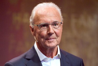 Beckenbauer bei Ballon-d'Or-Gala geehrt - Die versammelte Fußball-Prominenz ehrte Franz Beckenbauer beim Ballon d'Or. 