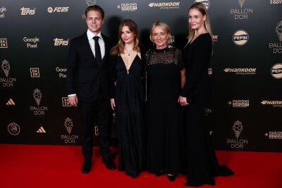 Beckenbauer bei Ballon-d'Or-Gala geehrt - Franz Beckenbauers Familie reiste zur Ballon-d'Or-Gala in Paris.