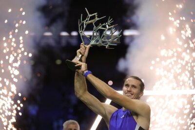 "Bedeutet die Welt für mich": Zverev triumphiert in Paris - Alexander Zverev jubelt über den Turniersieg in Paris.