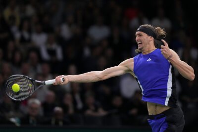 "Bedeutet die Welt für mich": Zverev triumphiert in Paris - Alexander Zverev spielt im Finale des ATP-Turniers in Paris groß auf.