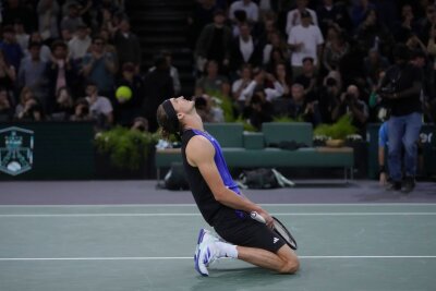 "Bedeutet die Welt für mich": Zverev triumphiert in Paris - Alexander Zverev im Moment des Triumphs beim Turnier in Paris.