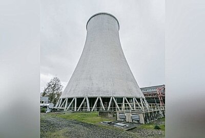 Begehungen verwandeln altes Kohlekraftwerk in Kunstgalerie - Der Kühlturm 1 auf dem Gelände für das Kunstfestival 2025. Foto: Johannes Richter