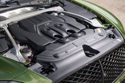 Begeistert der Bentley Continental GT auch ohne 12-Zylinder? - Nix mehr Zwölfzylinder: Für Vortrieb sorgt nun ein V8 mit elektrischer Unterstützung.