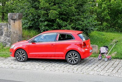 Bei Hitze im Auto eingeschlossen: Feuerwehr rettet Kleinkind - Kleinkind in Fahrezeug gefangen. Foto: xcitepress