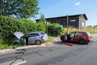 Bei Unfall in Sachsen: Vorbildliche Ersthelfer verhindern Schlimmeres - Mindestens zwei Verletzte waren das Resultat des Unfalls. Foto: xcitepress