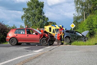 Bei Unfall in Sachsen: Vorbildliche Ersthelfer verhindern Schlimmeres - Mindestens zwei Verletzte waren das Resultat des Unfalls. Foto: xcitepress