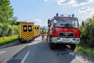 Bei Unfall in Sachsen: Vorbildliche Ersthelfer verhindern Schlimmeres -  Feuerwehr, Polizei und Rettungsdienst waren vor Ort. Foto: