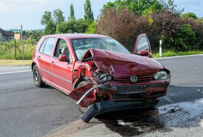 Bei Unfall in Sachsen: Vorbildliche Ersthelfer verhindern Schlimmeres - Mindestens zwei Verletzte waren das Resultat des Unfalls. Foto: xcitepress