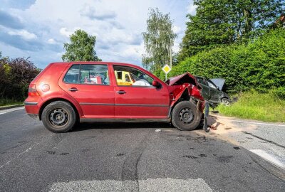 Bei Unfall in Sachsen: Vorbildliche Ersthelfer verhindern Schlimmeres - Mindestens zwei Verletzte waren das Resultat des Unfalls. Foto: xcitepress