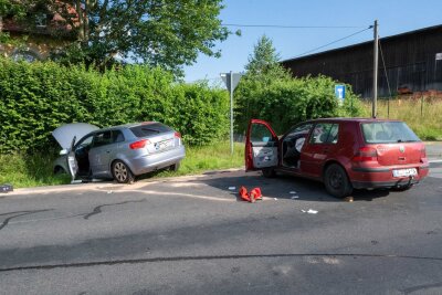 Bei Unfall in Sachsen: Vorbildliche Ersthelfer verhindern Schlimmeres - Mindestens zwei Verletzte waren das Resultat des Unfalls. Foto: xcitepress