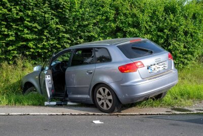 Bei Unfall in Sachsen: Vorbildliche Ersthelfer verhindern Schlimmeres - Mindestens zwei Verletzte waren das Resultat des Unfalls. Foto: xcitepress