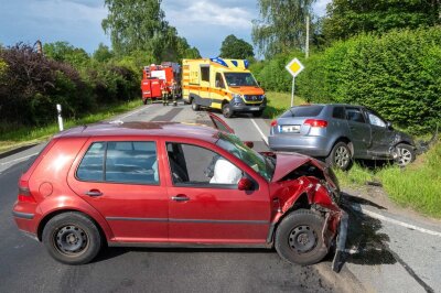 Bei Unfall in Sachsen: Vorbildliche Ersthelfer verhindern Schlimmeres - Mindestens zwei Verletzte waren das Resultat des Unfalls. Foto: xcitepress