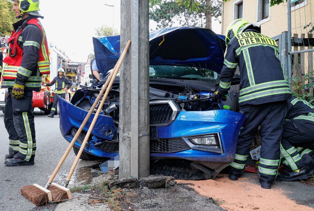 Bei Unfall mit Laterne eingeklemmt: Zwei Frauen schwer verletzt - Am Sonntagnachmittag wurden gegen 14.45 Uhr die Feuerwehr sowie Rettungsdienst und Polizei auf die Augustusburger Straße gerufen. Foto: Jan Härtel