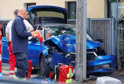 Bei Unfall mit Laterne eingeklemmt: Zwei Frauen schwer verletzt - Dort befuhr die Fahrerin eines PKW Skoda die Augustusburger Straße stadteinwärts und kam aus bisher ungeklärter Ursache nach links von der Fahrbahn ab. Foto: Jan Härtel