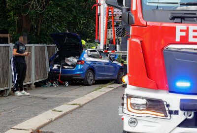 Bei Unfall mit Laterne eingeklemmt: Zwei Frauen schwer verletzt - Das Auto prallte frontal gegen eine Straßenlaterne. Foto: Jan Härtel