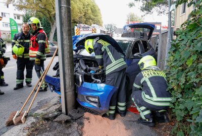 Bei Unfall mit Laterne eingeklemmt: Zwei Frauen schwer verletzt - Sowohl die Fahrerin als auch die Beifahrerin wurden im Fahrzeug eingeklemmt und kamen schwerverletzt in ein Krankenhaus. Foto: Jan Härtel