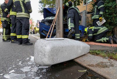 Bei Unfall mit Laterne eingeklemmt: Zwei Frauen schwer verletzt - Sowohl die Fahrerin als auch die Beifahrerin wurden im Fahrzeug eingeklemmt und kamen schwerverletzt in ein Krankenhaus. Foto: Jan Härtel