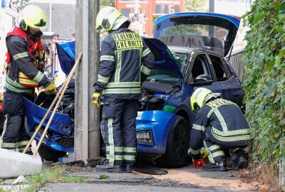 Bei Unfall mit Laterne eingeklemmt: Zwei Frauen schwer verletzt - Sowohl die Fahrerin als auch die Beifahrerin wurden im Fahrzeug eingeklemmt und kamen schwerverletzt in ein Krankenhaus. Foto: Jan Härtel