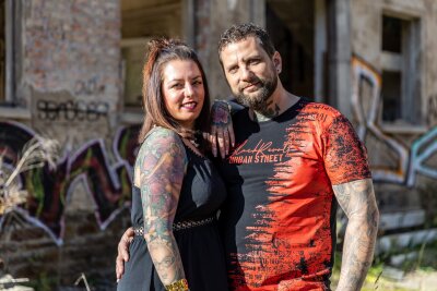 Bei Virginie (36) und Florian (42) aus dem Erzgebirge war es Liebe auf den ersten Nadelstich - Virginie (36) und Florian (42) haben sich im Tattoostudio in Freiberg kennengelernt.