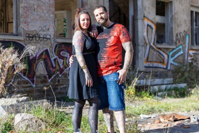 Bei Virginie (36) und Florian (42) aus dem Erzgebirge war es Liebe auf den ersten Nadelstich - Bei Virginie (36) und Florian (42) aus dem Erzgebirge war es Liebe auf den ersten Nadelstich.