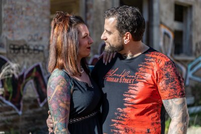 Bei Virginie (36) und Florian (42) aus dem Erzgebirge war es Liebe auf den ersten Nadelstich - Heute sind beide verheiratet und haben gemeinsame Kinder.