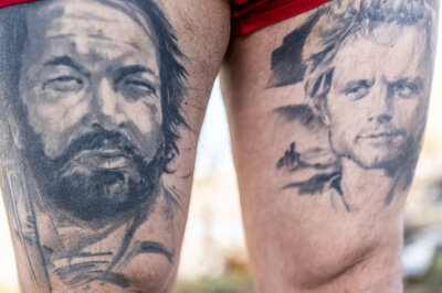 Bei Virginie (36) und Florian (42) aus dem Erzgebirge war es Liebe auf den ersten Nadelstich - "Bud Spencer und Terence Hill"-Filme hat Florian früher immer mit seinem Opa geschaut, deshalb musste auch hier ein Tattoo her.