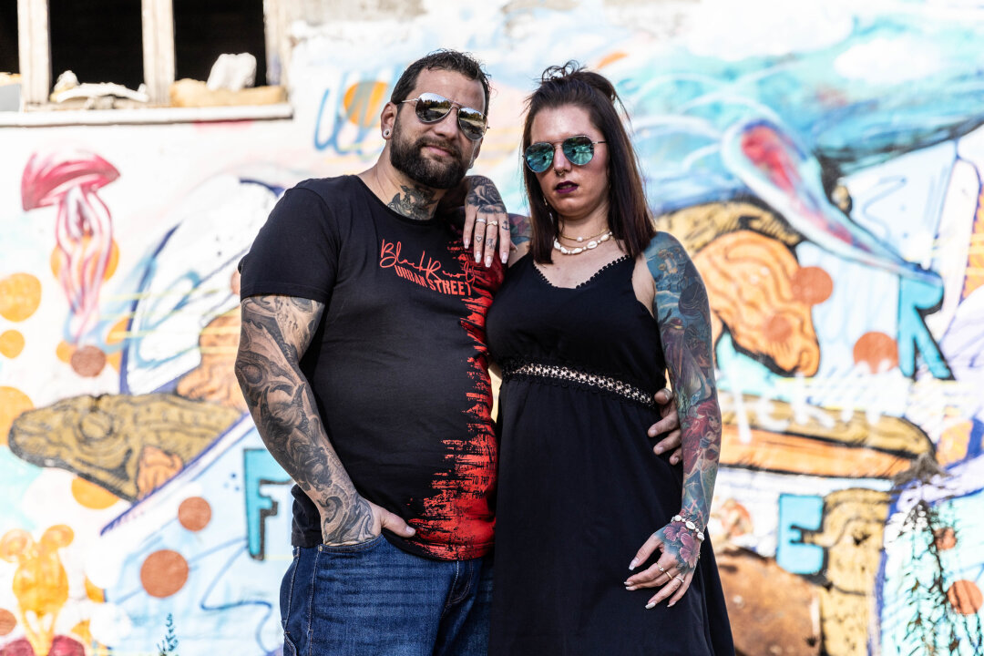 Bei Virginie (36) und Florian (42) aus dem Erzgebirge war es Liebe auf den ersten Nadelstich - Tattoos sind eine Leidenschaft, die Virginie und Florian verbindet.