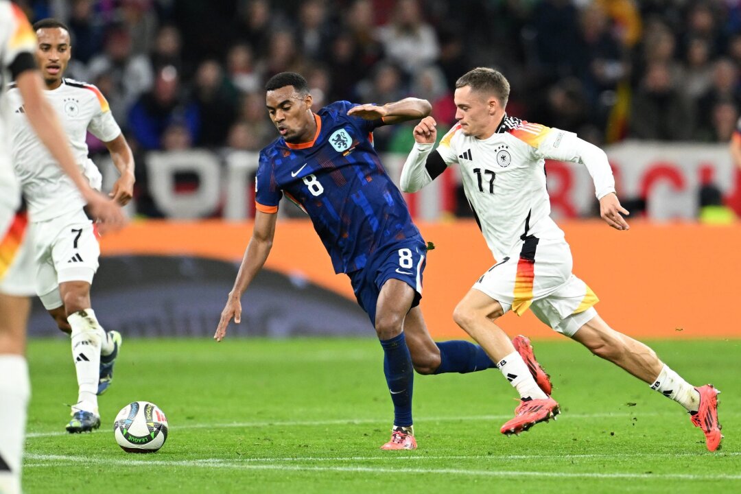 Beim 1:0 gegen Niederlande: Wirtz am Sprunggelenk verletzt - Florian Wirtz (r), hier im Zweikampf mit Hollands Ryan Gravenberch, musste zur Pause angeschlagen raus.